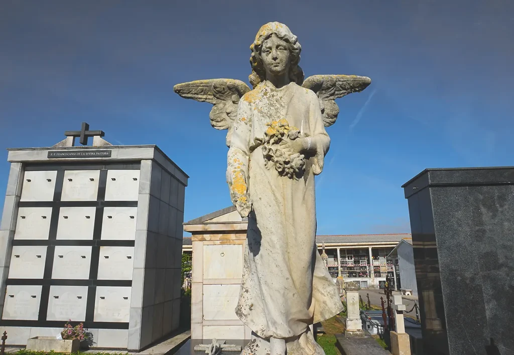 ESCULTURA DE ÁNGEL EN LA PROPIEDAD DE MÁXIMO GÓMEZ Y GÓMEZ