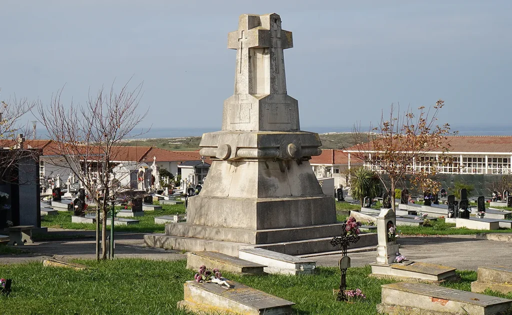 Cruz central levantada en el Cementerio de Ciriego de Santander