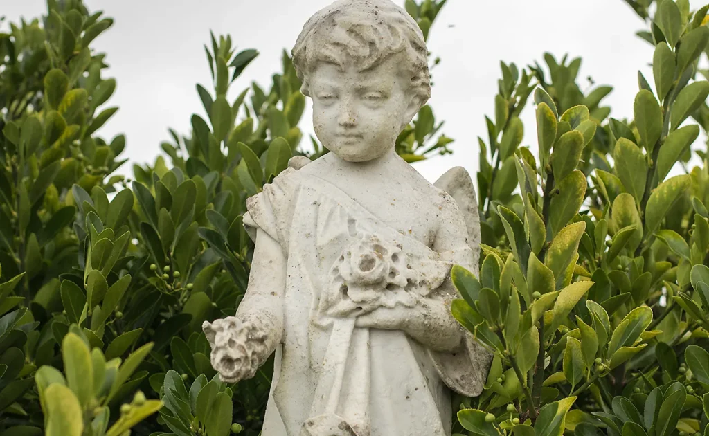 Detalle escultura del rostro de ángel con aspecto de niño