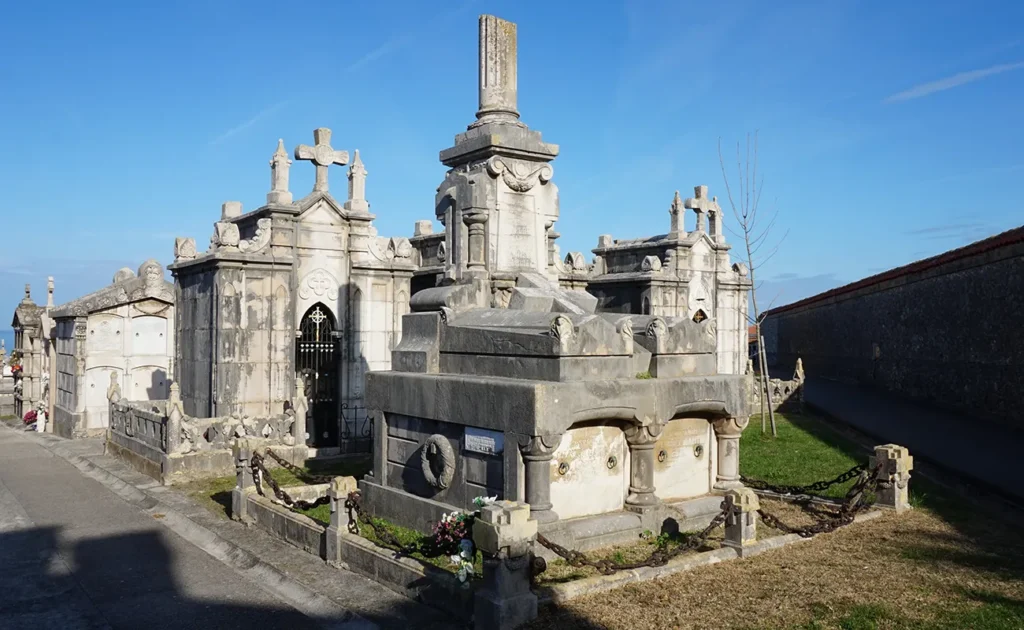 Panteones en cementerio junto a muro de piedra