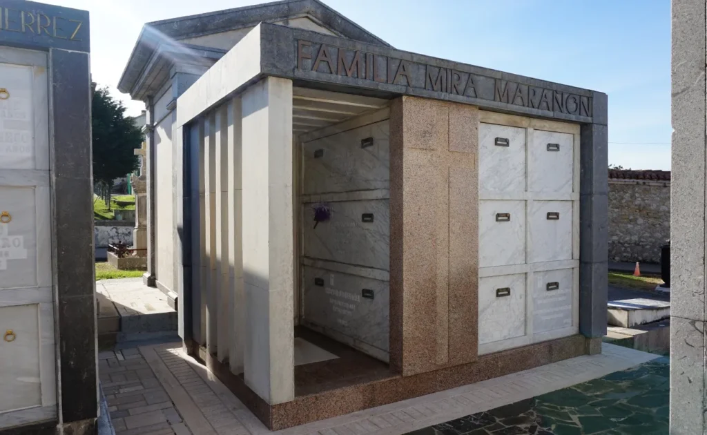 Frontal Panteón de la Familia Mira Marañón