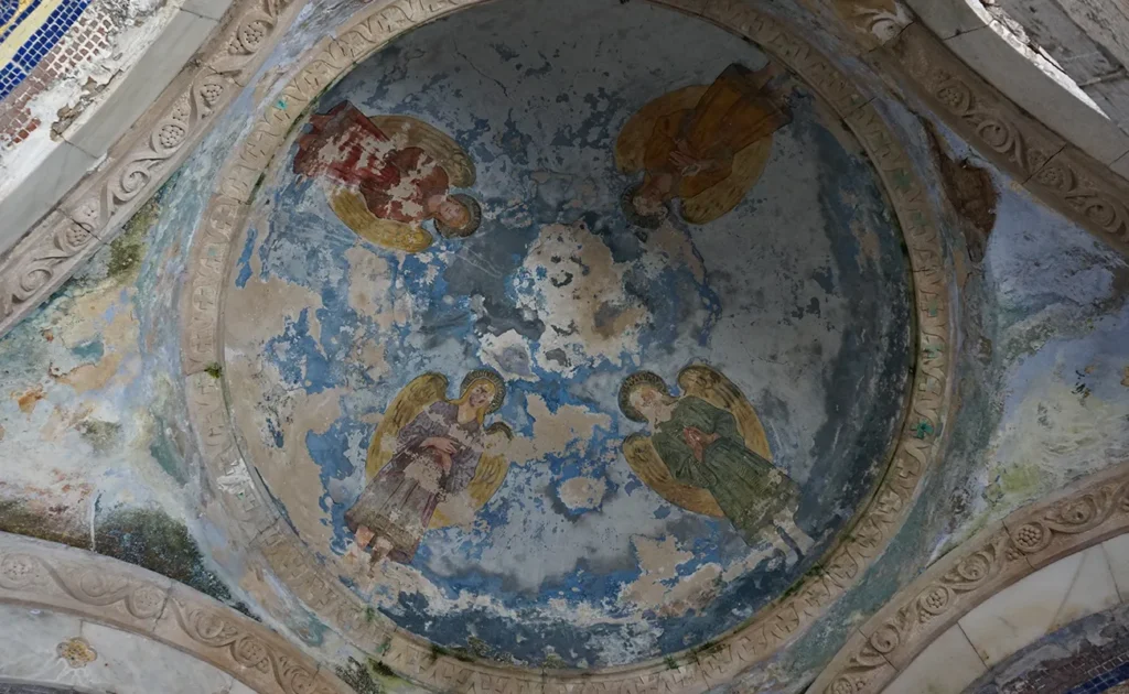 Pintura de cuatro ángeles en la pequeña bóveda de un panteón